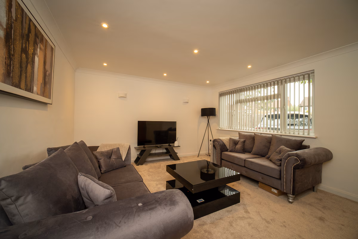 Spacious 5BR Family Home in Windsor | Free Parking