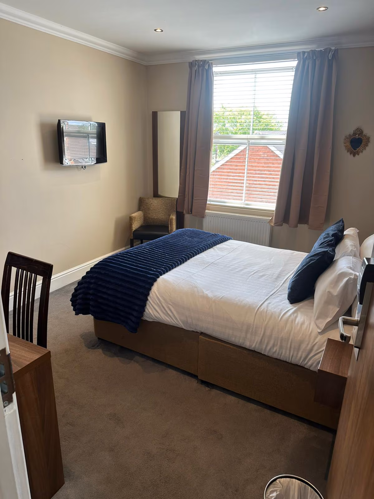The Buxted In Hotel Free parking