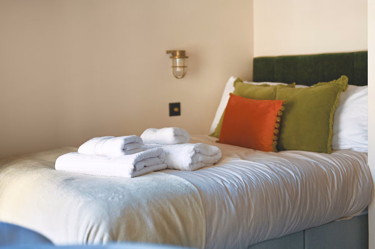 10 minute from Train Station Studio