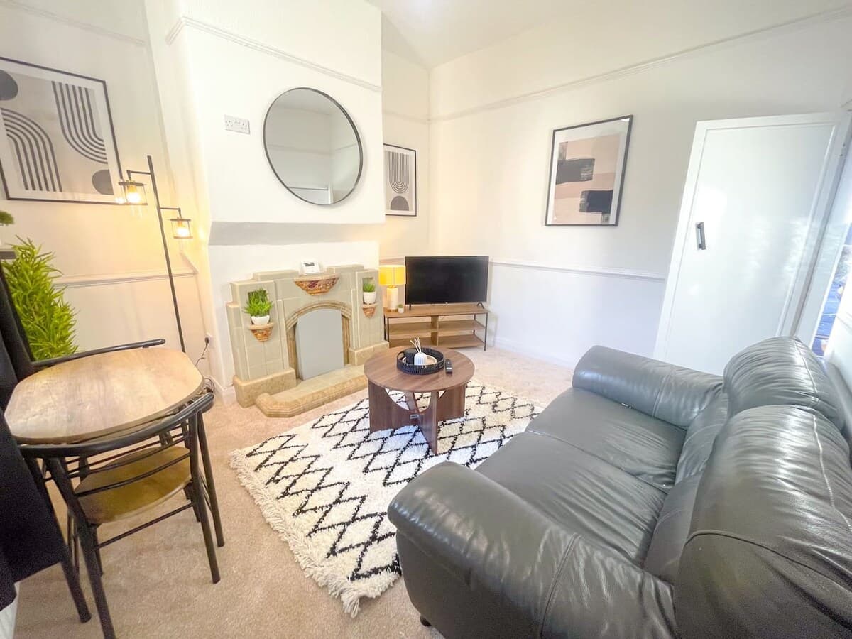 Spacious 3 BR House in Walton w/ Free parking