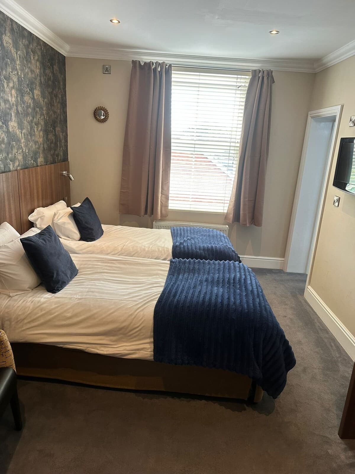 The Buxted In Hotel Free parking